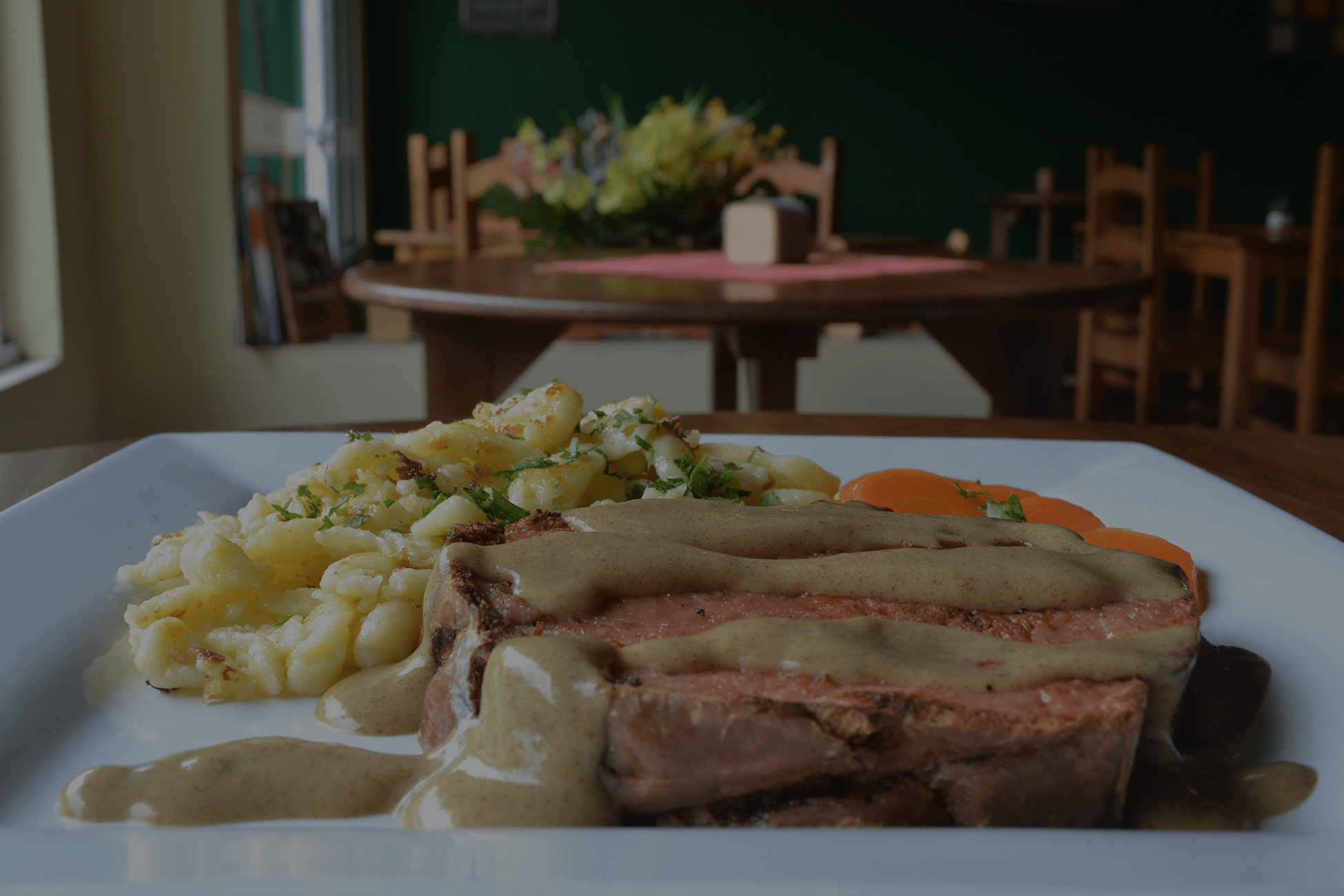 Prato com Spätzle e Fleischkäse